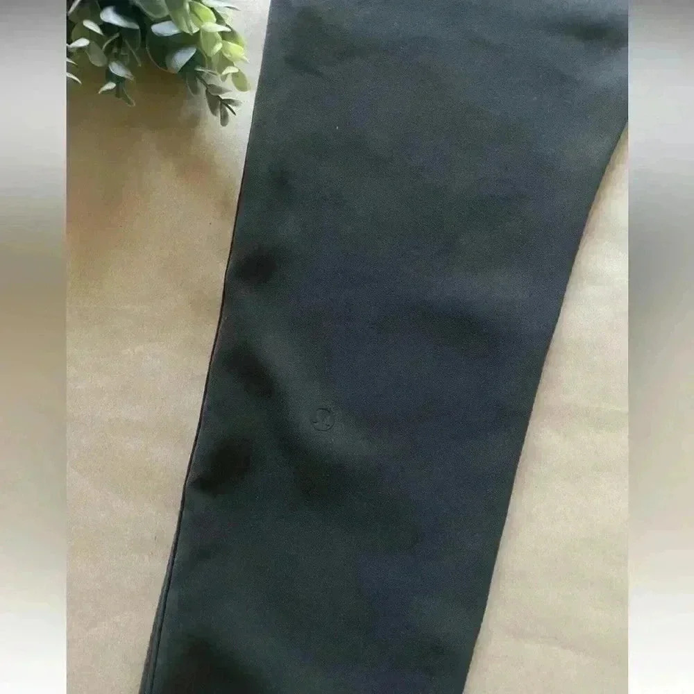 Lululemon On The Fly Pant 28" Olive
Size 2 - Picture 8 of 12